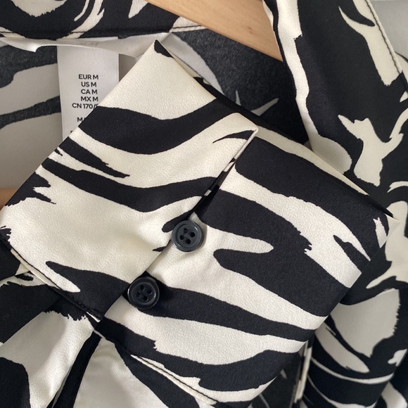 Black and white zebra print wrap dress with collar. - Picture 3 of 3